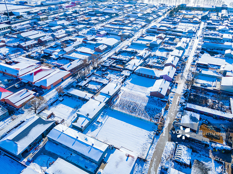 东北雪后村庄航拍图片素材