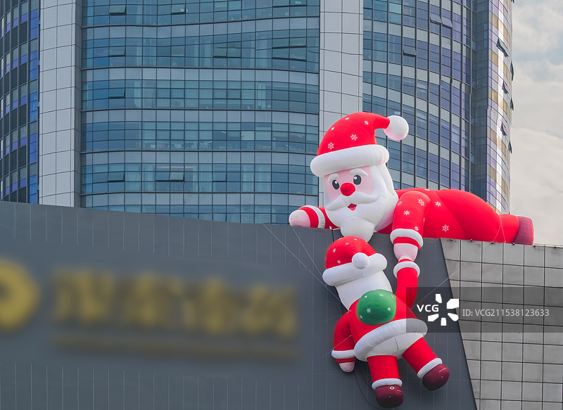 爬楼送礼物的圣诞老人图片素材