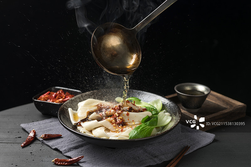 陕西美食biangbiang面特写图片素材