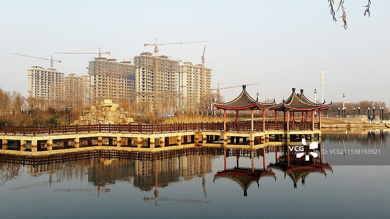 建筑与亭子及倒影图片素材