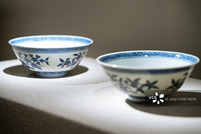 辽宁省博物馆藏清三代官窑瓷器精品展 清乾隆 青花三果纹碗图片素材