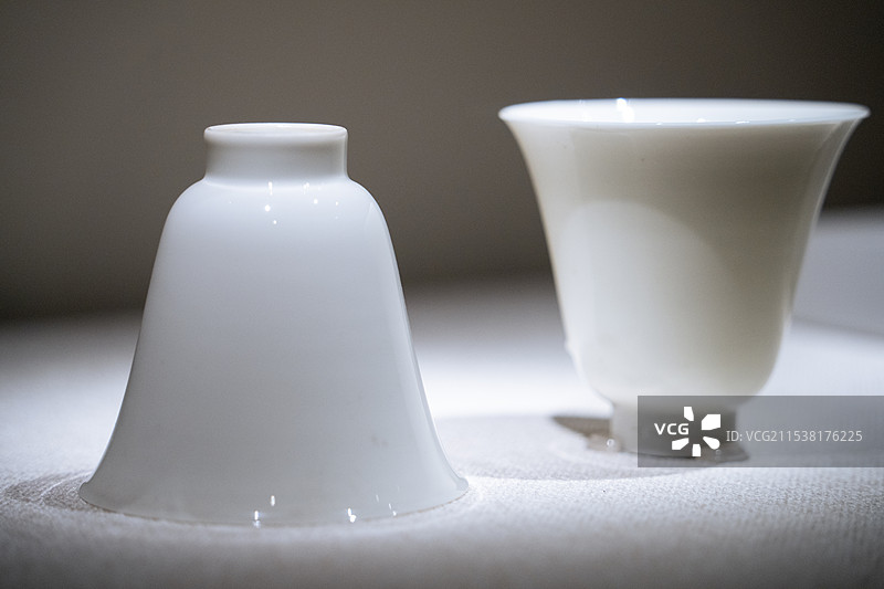 辽宁省博物馆藏清三代官窑瓷器精品展 清康熙 白釉金钟杯图片素材