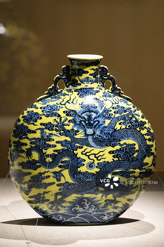 辽宁省博物馆藏清三代官窑瓷器精品展 清乾隆 黄地青花云龙纹宝月瓶图片素材