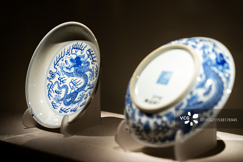 辽宁省博物馆藏清三代官窑瓷器精品展 清乾隆 青花赶珠龙纹盘图片素材