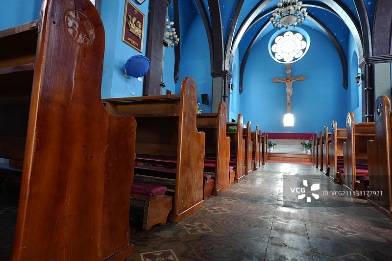 教堂内部长椅和耶稣像图片素材
