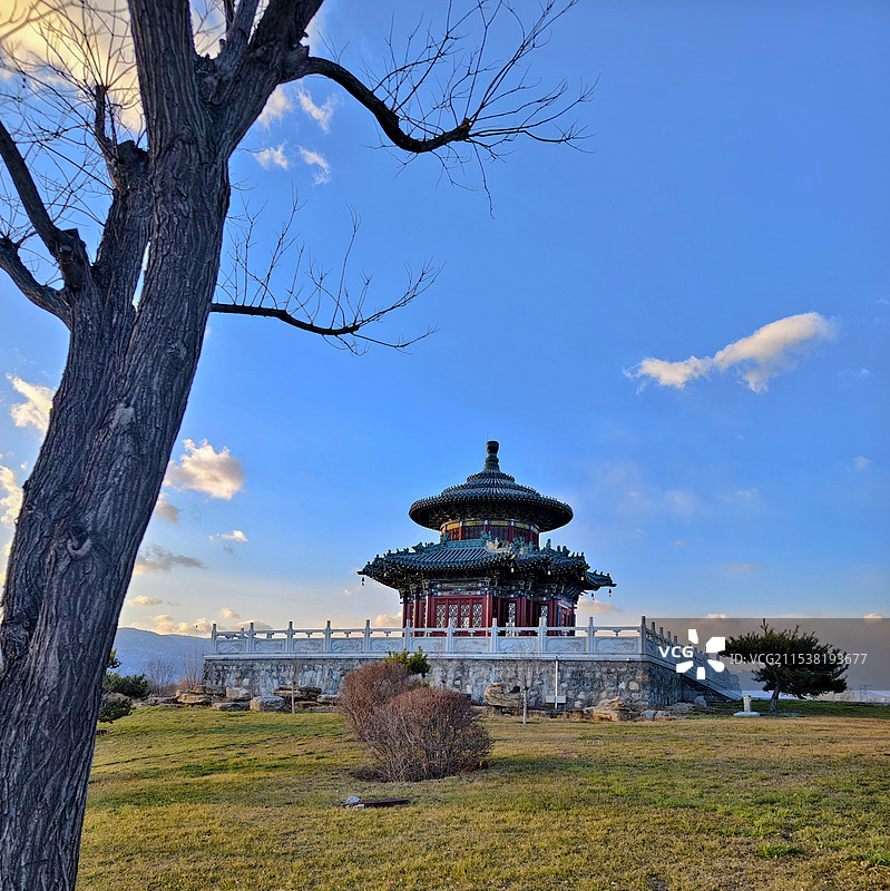 汾河公园望岳阁的初冬图片素材