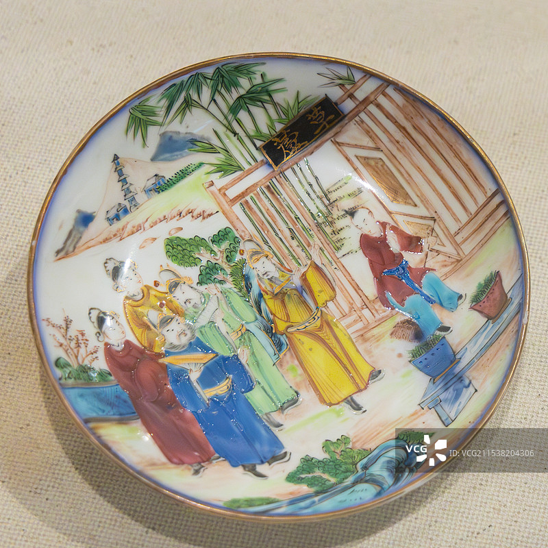 广州十三行博物馆清朝广彩人像碟子瓷器图片素材