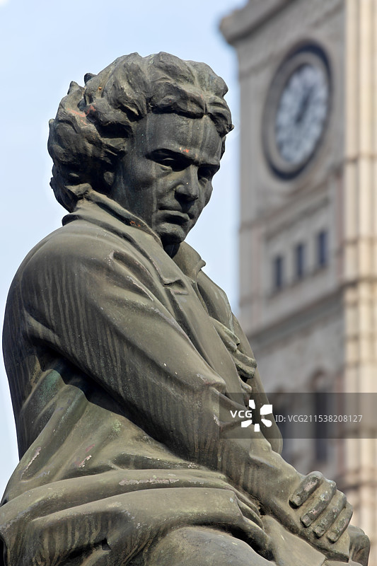 意式风情街钟楼前的贝多芬雕像图片素材