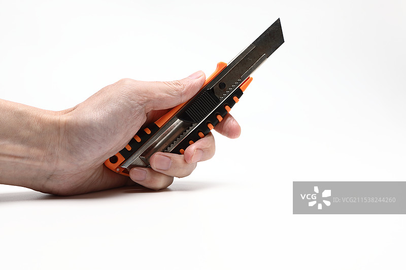 手持裁纸刀图片素材