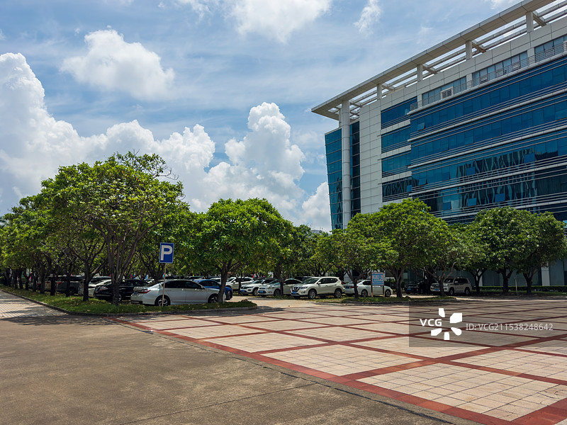 办公楼旁边的停车场图片素材