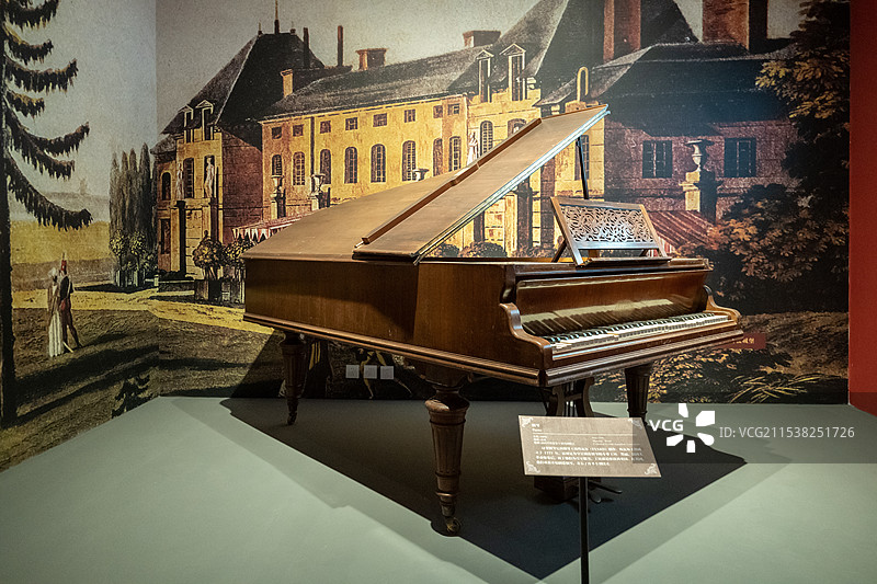 拿破仑时代钢琴 1898年钢琴工坊埃瓦尔制作 山东博物馆“从平凡到非凡：拿破仑与法兰西的变革时代”展图片素材