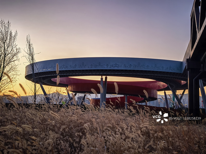 红色旋转楼梯图片素材