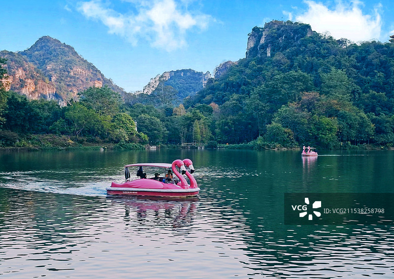 柳州龙潭湖行靓舟湖光山色间，游人乐无边。图片素材