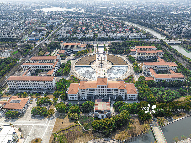 上海市松江区松江大学城上海立信会计金融学院诚信广场和教学楼航拍视角图片素材