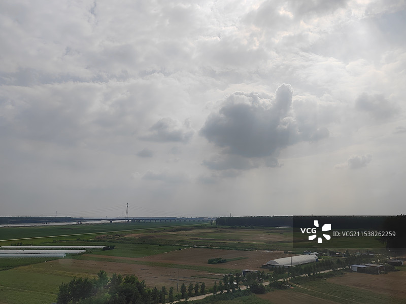 夏季阴天，天空的云团好像一个大乌龟在云海中游动图片素材