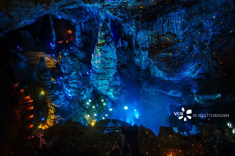 浙江杭州桐庐瑶琳仙境，梦幻炫彩灯光照射下喀斯特地貌溶洞，俯瞰水雾缭绕的海底世界龙宫殿布景图片素材