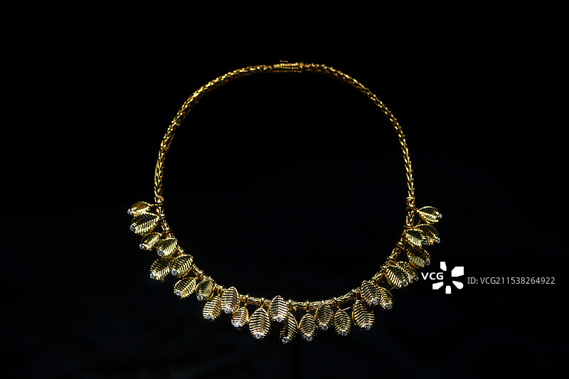 卡地亚典藏咖啡豆项链，卡地亚巴黎1955年，上海博物馆“满庭芳菲”卡地亚的艺术魔力展览图片素材