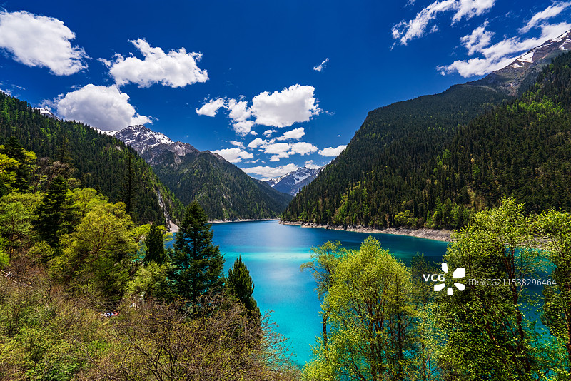 春天九寨沟的长海图片素材