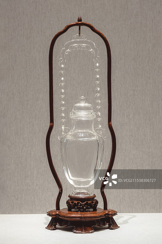 二十世纪六十年代北京市玉器厂玉雕水晶链条瓶图片素材