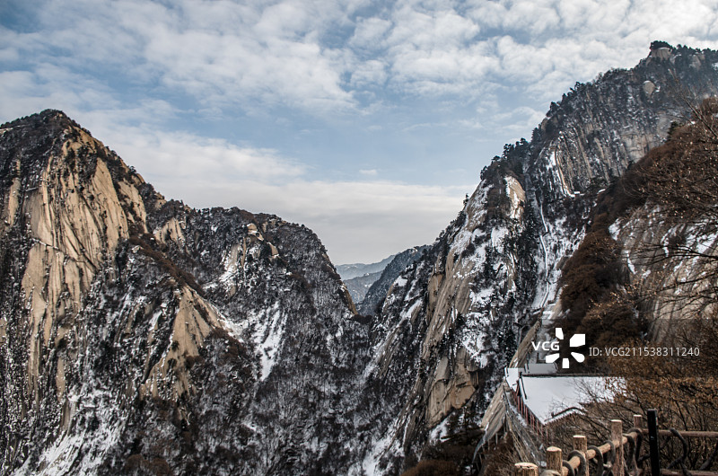 西岳华山北峰云台峰远眺白云峰图片素材