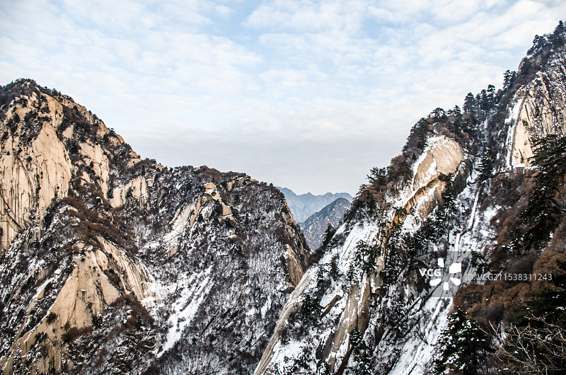 西岳华山北峰云台峰远眺白云峰图片素材