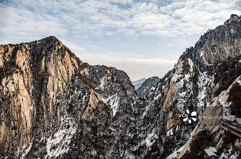 西岳华山北峰云台峰远眺白云峰图片素材