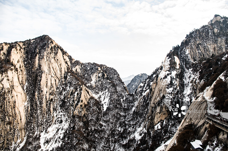 西岳华山北峰云台峰远眺白云峰图片素材