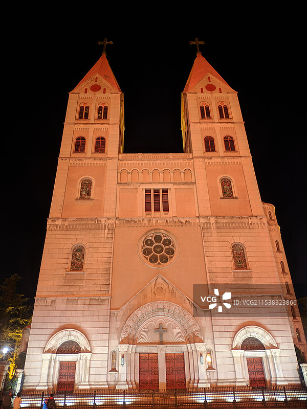 青岛夜间圣弥厄尔大教堂的低角度视图图片素材