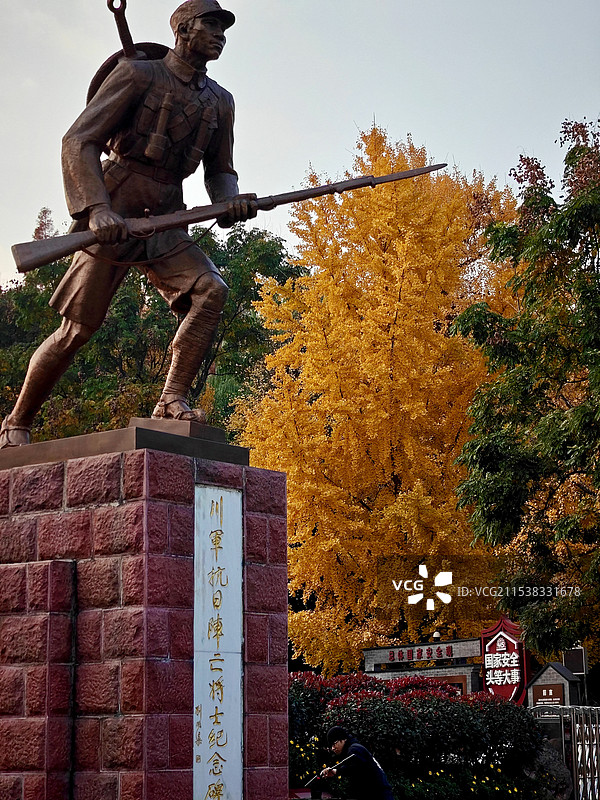 冬日暖阳下的成都人民公园-川军抗日阵亡将士纪念碑图片素材