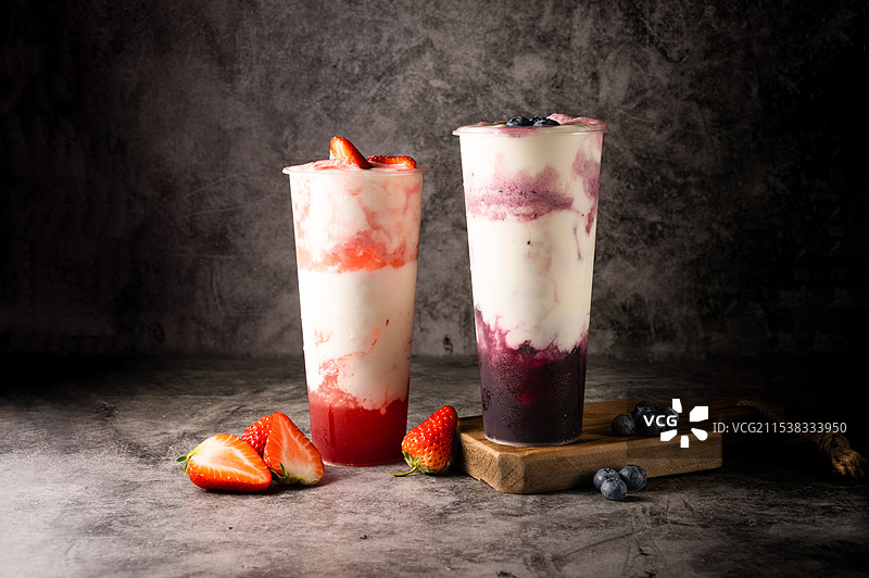 两杯水果酸奶图片素材