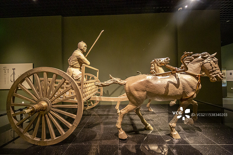 辽宁省博物馆“古代辽宁展（夏商周时期）”：战车复原模型（古代战车源于晚商，至西周开始在战场上显示威力图片素材
