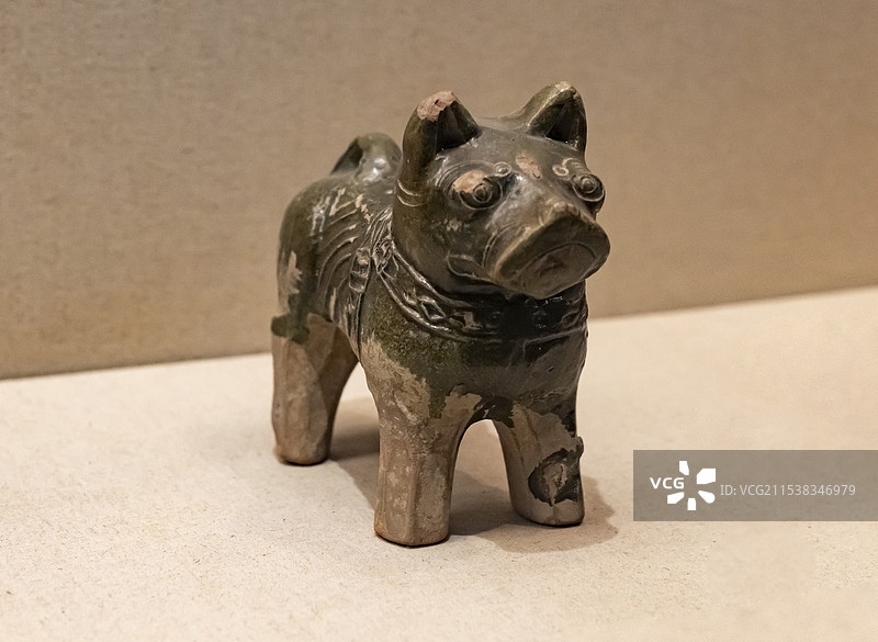 绿釉陶狗 东汉 太和县新集区黄岗寺 安徽博物院图片素材