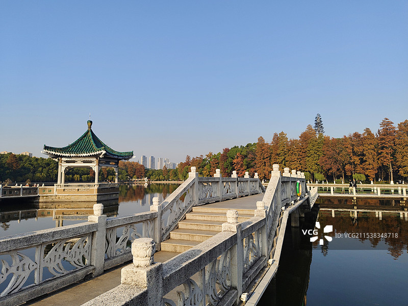 武汉东湖 听涛景区 碧潭观鱼 深秋初冬风光图片素材