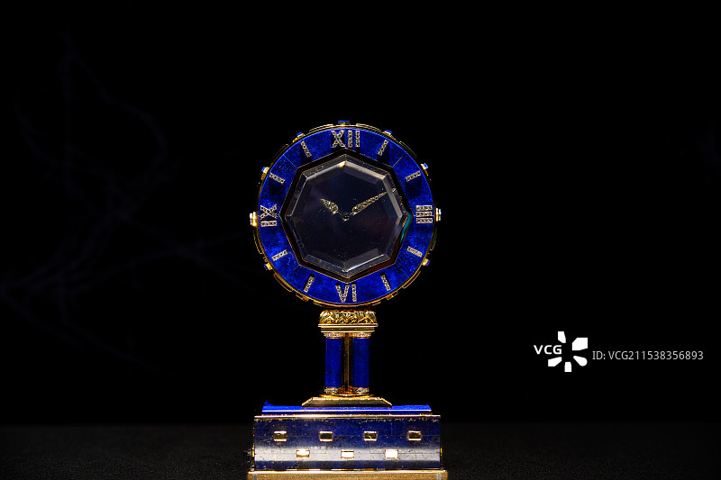 卡地亚典藏单轴神秘钟，卡地亚巴黎1967年，上海博物馆“满庭芳菲”卡地亚的艺术魔力展览图片素材