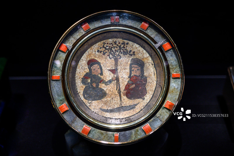 卡地亚典藏半球形时钟，卡地亚巴黎1943年，上海博物馆“满庭芳菲”卡地亚的艺术魔力展览图片素材