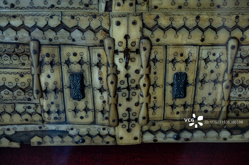 天津博物馆 哈萨克斯坦历史文物展 19世纪 木头、骨头 箱子图片素材