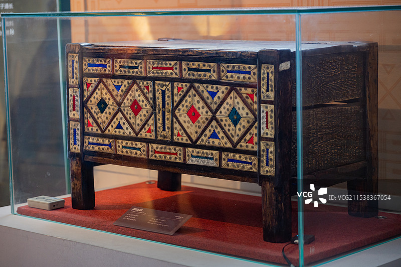 天津博物馆 哈萨克斯坦历史文物展 20世纪中叶 木头、骨头 陶器箱图片素材
