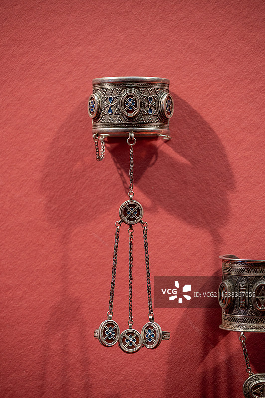天津博物馆 哈萨克斯坦历史文物展 20世纪 白色金属 带环手镯图片素材