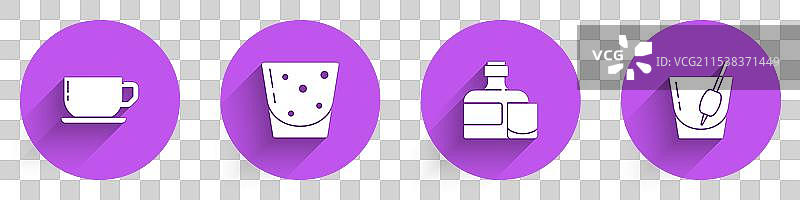 咖啡杯、玻璃杯、朗姆酒瓶和玻璃杯图片素材