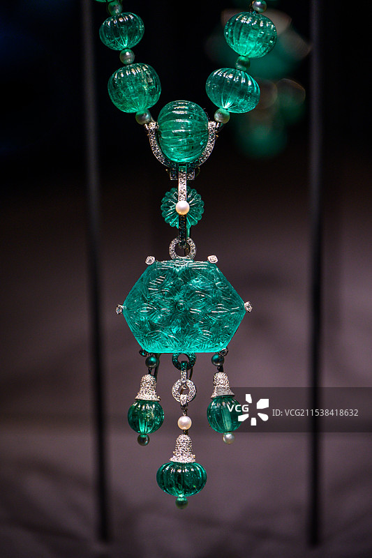 卡地亚典藏祖母绿长项链，卡地亚纽约1925年，上海博物馆“满庭芳菲”卡地亚的艺术魔力展览图片素材