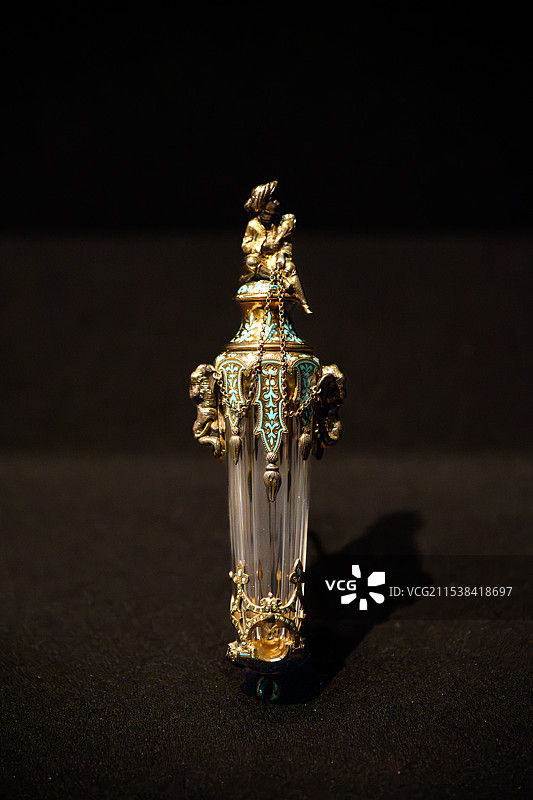 卡地亚典藏香水瓶，卡地亚巴黎1872年，上海博物馆“满庭芳菲”卡地亚的艺术魔力展览图片素材