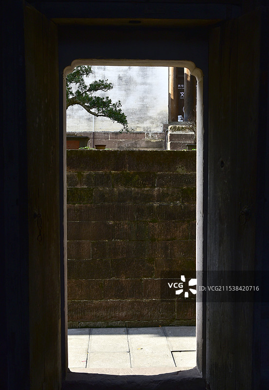 安徽黄山市徽州区古建筑群潜口民宅门图片素材