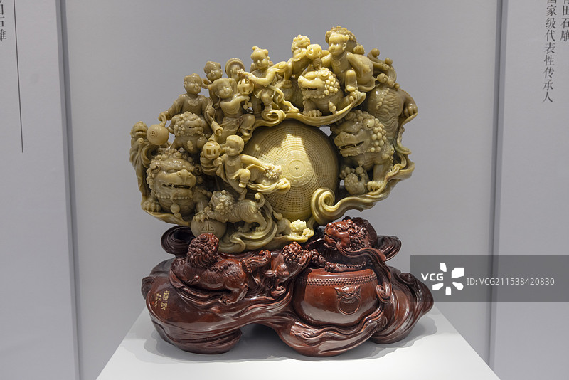 青田石雕《舞狮》，浙江省非物质文化遗产馆藏，非遗图片素材