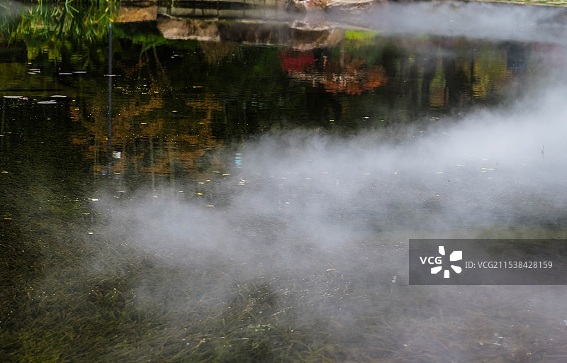 雾气弥漫的水面图片素材