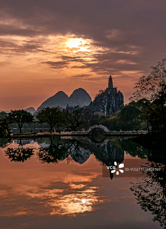 塔山晚霞倒影（桂林穿山景区）图片素材