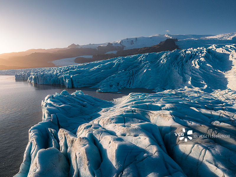 北欧冰岛瓦特纳冰川日落时蓝冰与冰河湖图片素材