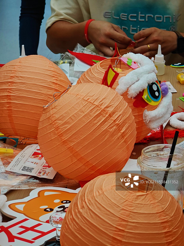 中秋节庆活动-手工制作花灯图片素材