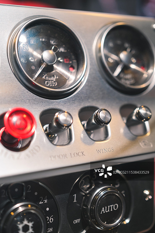 汽车仪表盘与机械按钮开关特写镜头图片素材
