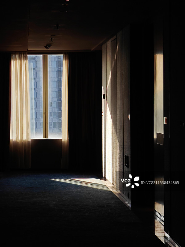 阳光洒进室内-光影的魅力图片素材