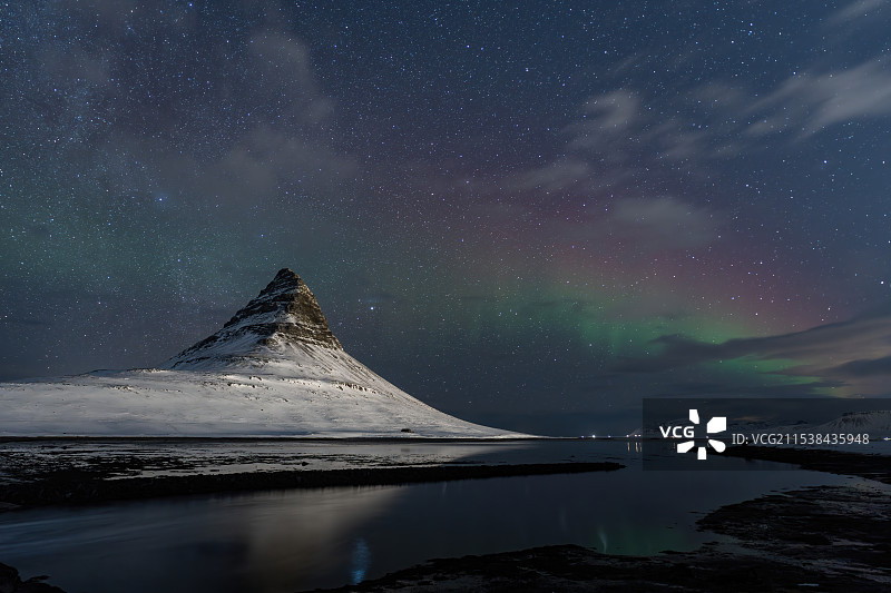 冰岛冬季冰湖斯奈山半岛草帽山极光飞舞图片素材